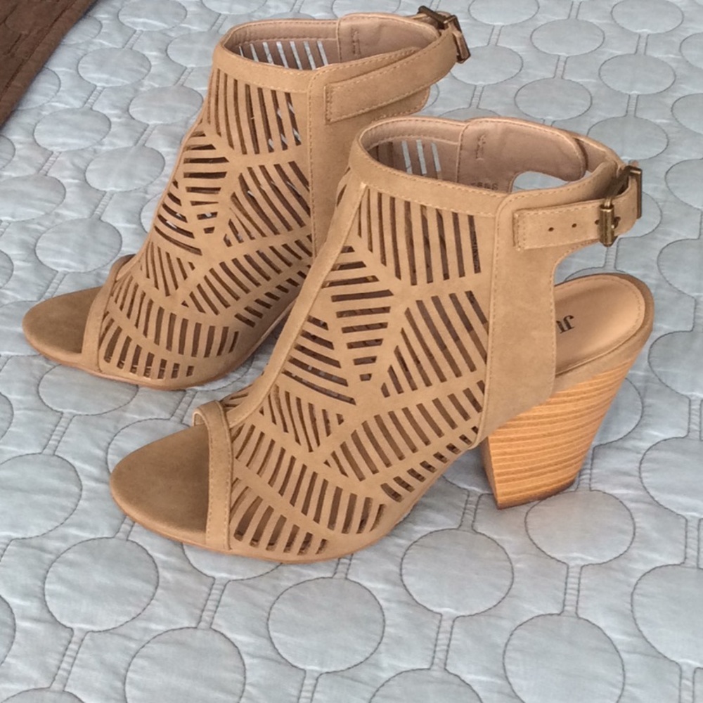 Sexy taupe sandals!